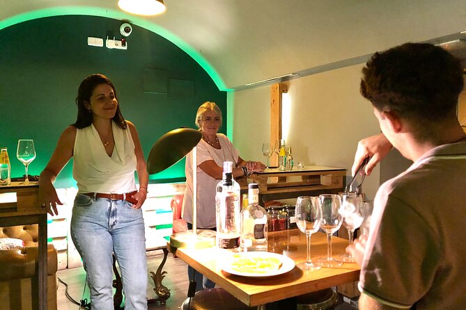 1-Hour Gin Tonics Guided Workshop with special view in Madrid - Moisés and Martin: Making It Feel Like a Real Workshop