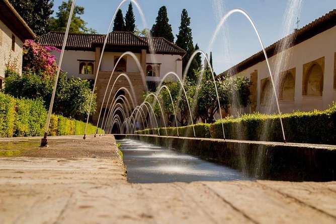 Andalusia 5-Day Guided Tour from Madrid via Cordoba - Day 2: Seville essentials, from Plaza de España to Santa Cruz