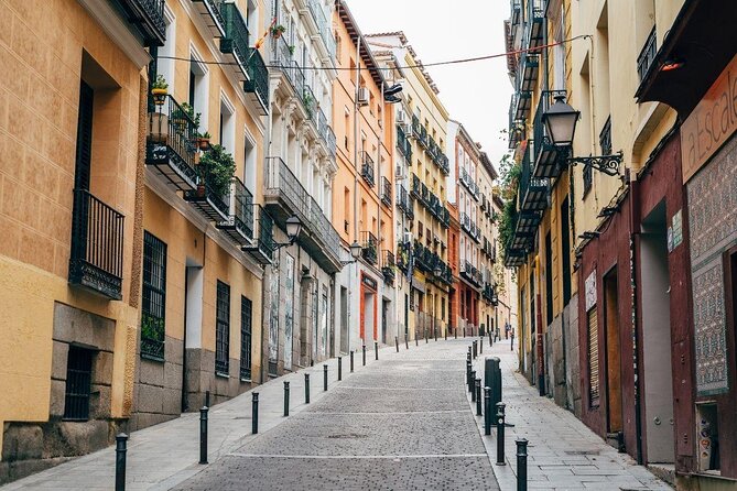 Architour through Lavapiés and Rastro with an architect - El Rastro market streets: architecture by way of everyday life