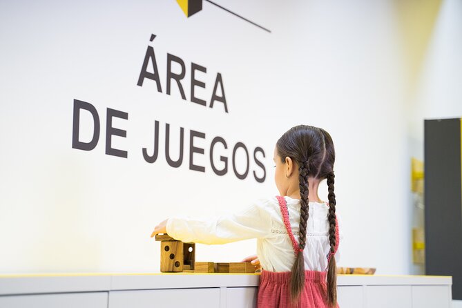 Entrance to the Museum of Illusions Madrid - The Museum of Illusions Madrid: What You’re Really Doing