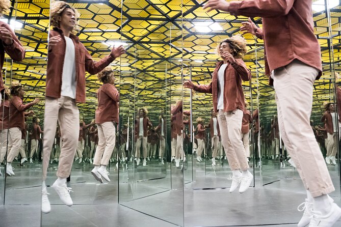 Entrance to the Museum of Illusions Madrid - Photo-Friendly Fun, Plus Help From the Staff