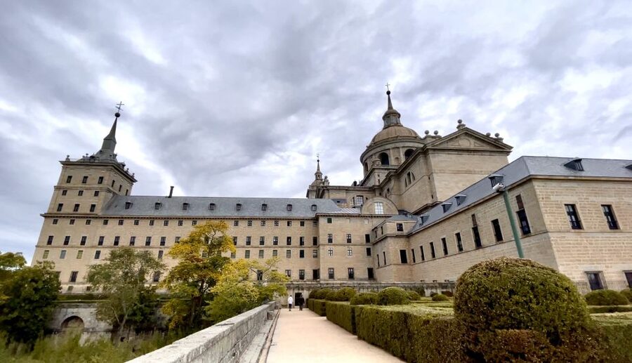 From Madrid: Escorial Monastery and the Valley of the Fallen - Small tips that make a big difference