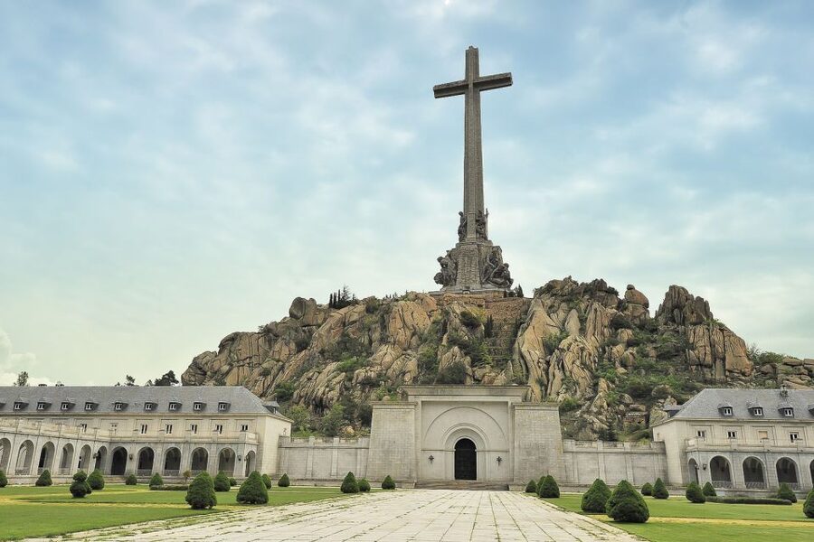 From Madrid: Escorial Monastery & Valley of the Fallen Trip - From Central Madrid to El Escorial, How the Day Starts
