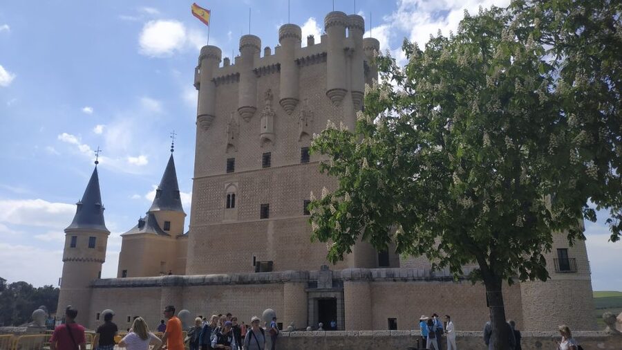 From Madrid: Guided Day Trip to Segovia and Toledo - Alcázar de Segovia: castle architecture and how to plan your photos