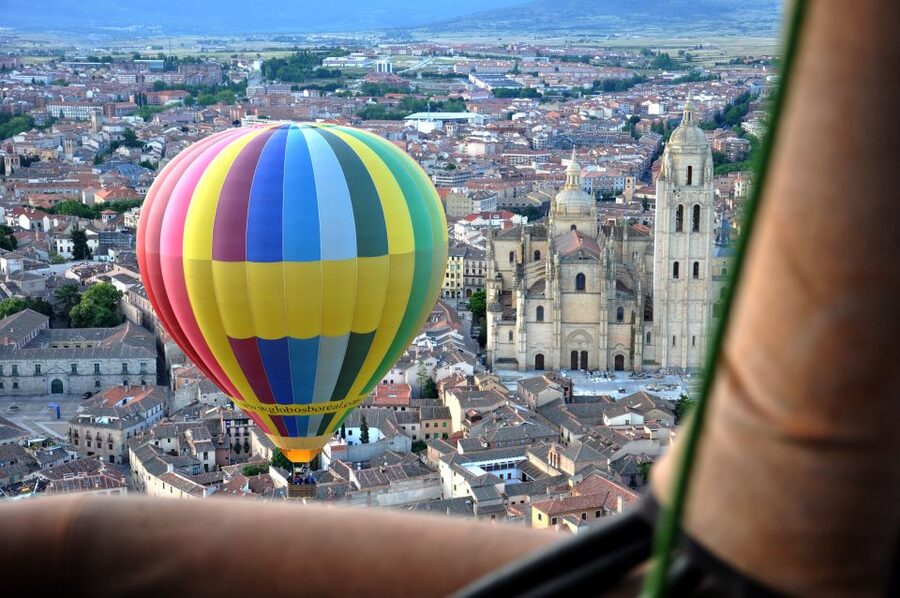 From Madrid: Hot Air Balloon Ride in Segovia with Pickup - The photo stop, picnic, and the short jeep/SUV segment