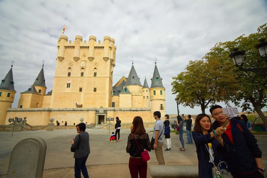 From Madrid: Segovia & Avila Day Trip with Optional Tickets - The guide and bus team: what actually drives satisfaction
