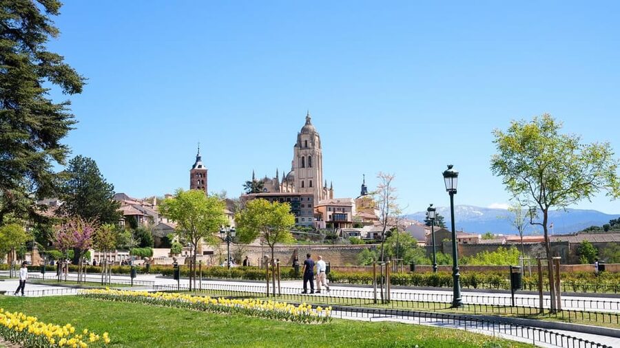 From Madrid: Segovia Tour with Cathedral and Alcazar Entry - Radio guide system and bilingual commentary: why it improves the day