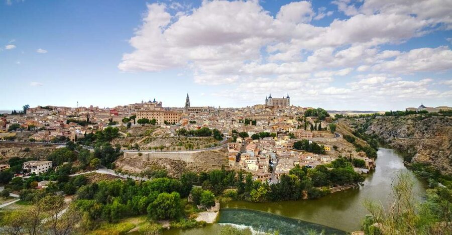 From Madrid: Toledo and Segovia Guided Day Trip - Meeting at VPT TRAVEL FOR ALL and Getting Oriented Fast