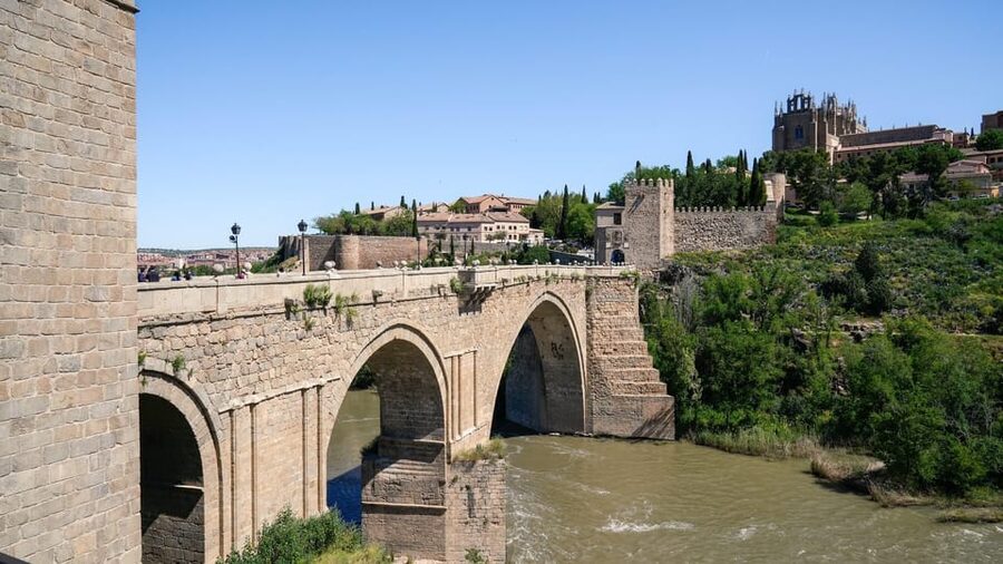 From Madrid: Toledo Guided Tour of All Major Monuments - Included Admissions and the Radio System: Why the Tour Works