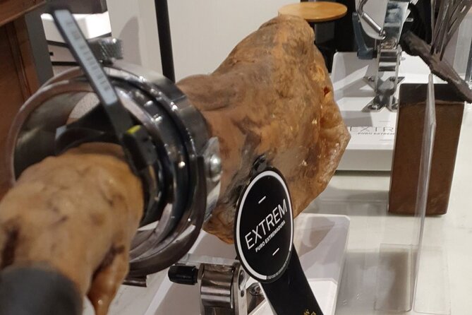 Gourmet Tasting of Iberian Ham Oil and Wine Small Group in Madrid - The tasting spread: what you actually get to try