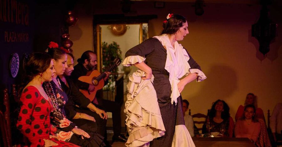 Madrid: Flamenco Show La Quimera with Drinks & Dinner Option - Check-in at the door: making your night start smoothly
