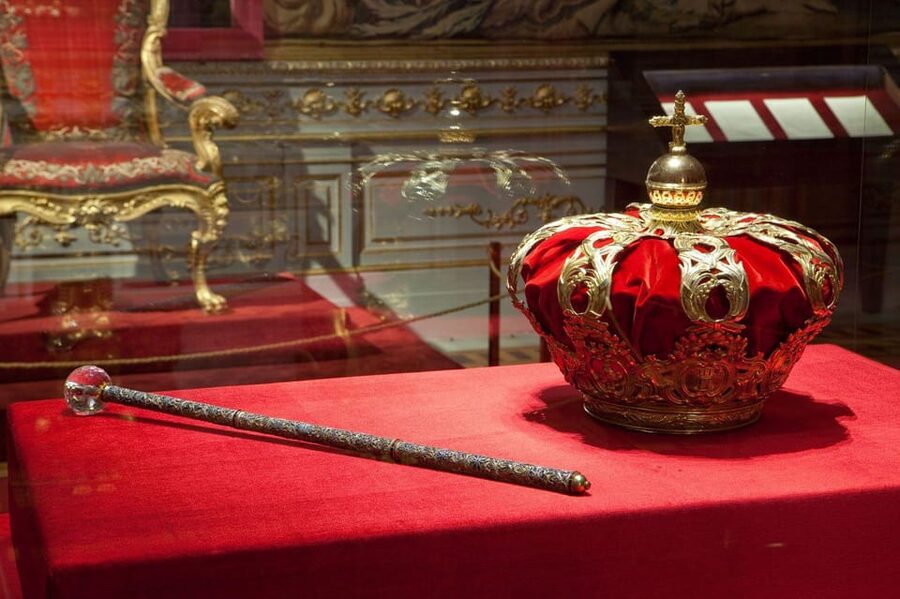 Madrid: Guided Tour of the Royal Palace with Fast Access - How the guide experience feels in practice