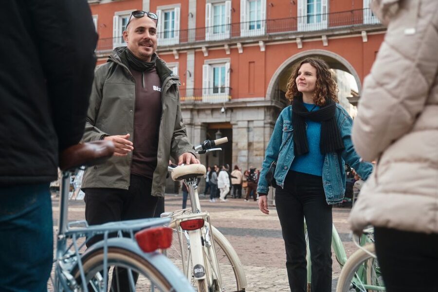 Madrid: Highlights Guided Vintage Bike Tour and Tapas Option - Alcala Gate to Gran Via, from monuments to main-street Madrid
