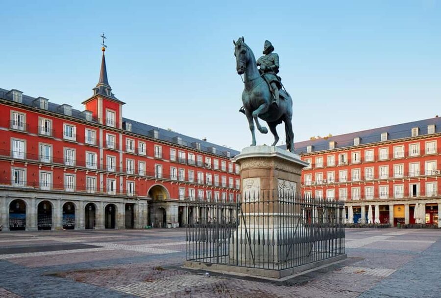 Madrid Historical Centre & Old Town Walking Tour in French - Plaza Mayor and the market square that shaped everyday life