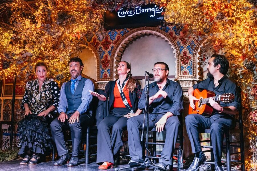 Madrid: Live Flamenco Show with Food and Drinks Options - Where you sit and what to do for the best view