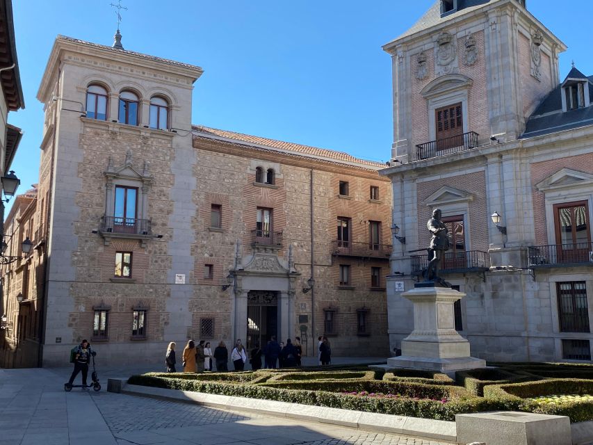 Madrid: Monastery of Descalzas Reales Tour with Tickets - What the guided visit actually feels like