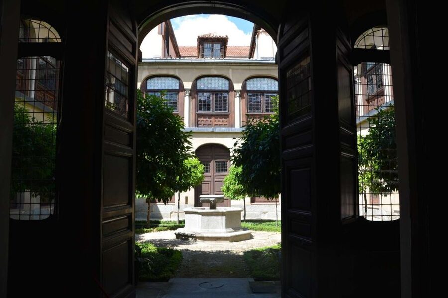 Madrid: Monastery of Descalzas Reales Tour with Tickets - The convent interior: chapels, choir, and the power of religious art