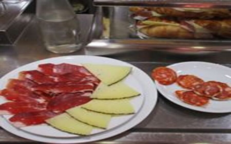 Madrid: Old Madrid Walking Food and Wine Tour - Inside the tapas bars: why locals welcome you