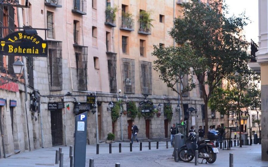 Madrid: Old Madrid Walking Food and Wine Tour - Pace, timing, and what to wear for 2.5 to 3 hours