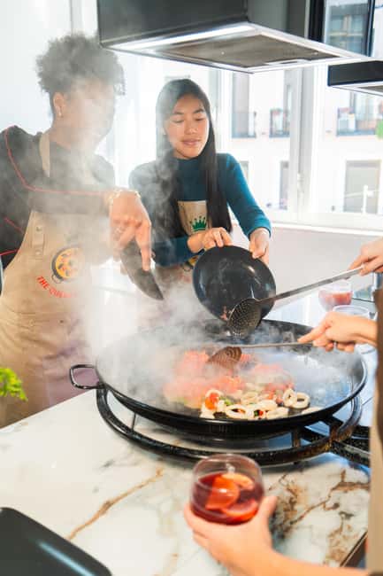 Madrid: Paella and Sangria Workshop with Tapas - Meet-up details: how not to lose time at the start