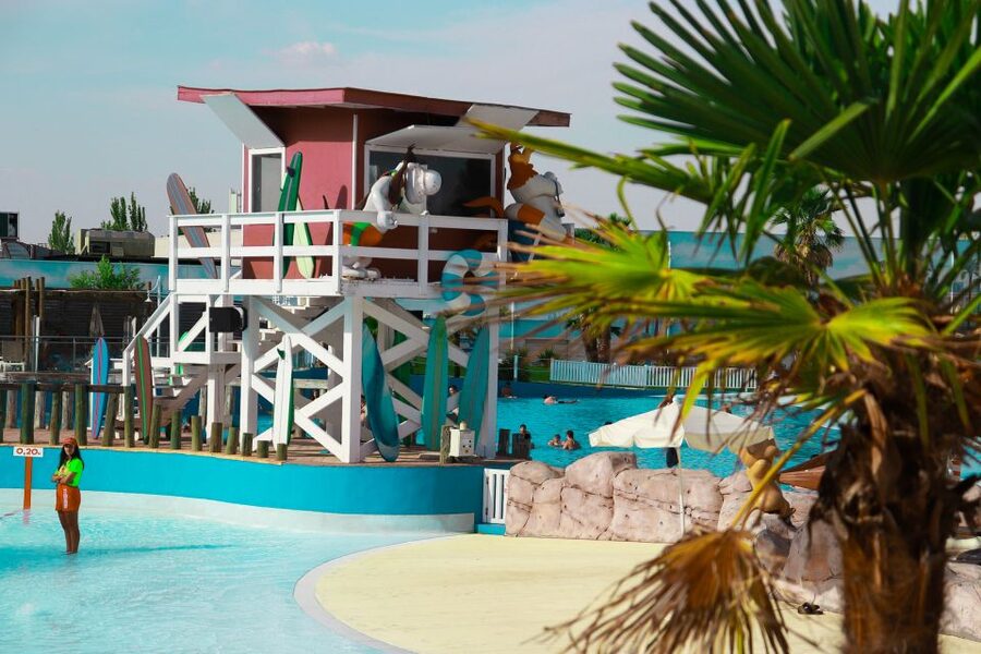 Madrid: Parque Warner Beach Entry Ticket - First stop: water rides and pools