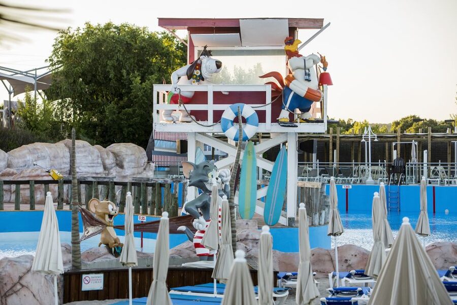 Madrid: Parque Warner Beach Entry Ticket - Food, shops, and what to pay for on-site