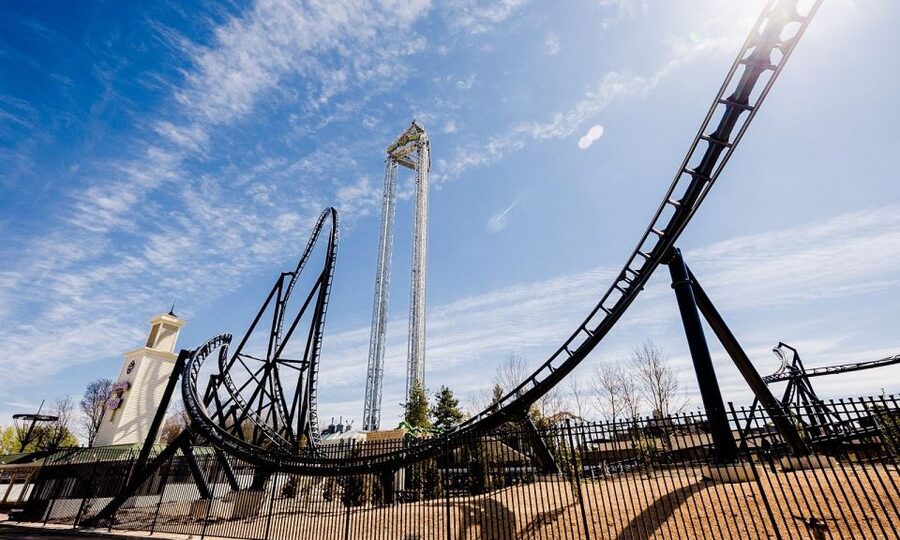 Madrid: Parque Warner Ticket and Roundtrip Transportation - Your park map, Hollywood to Gotham, and the zones you should prioritize