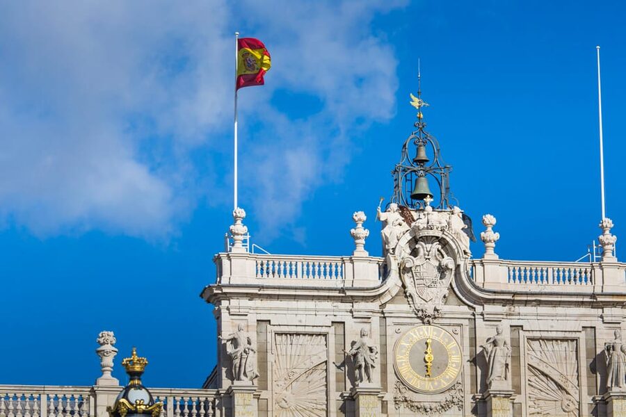 Madrid: Royal Palace Guided Tour with Skip-the-Line Entry - Where you start in Ópera, and how to find the group fast