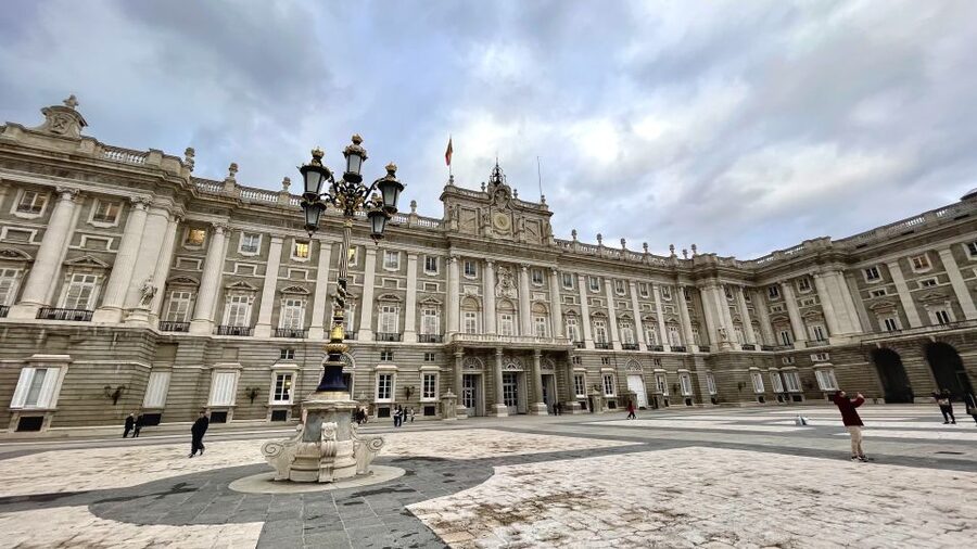 Madrid: Royal Palace Skip-the-Line Guided Tour - Plaza de la Villa: the square that still remembers its old job