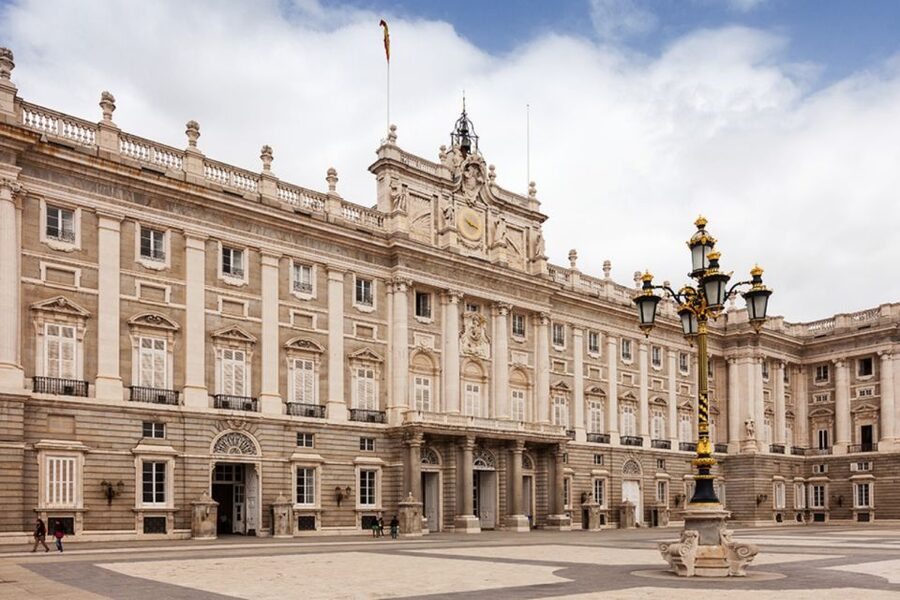 Madrid: Royal Palace VIP Tour with Skip-the-Line Ticket - Stop 1: Meet at Plaza de Oriente, look for the white umbrella