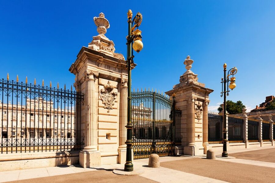 Madrid: Royal Palace VIP Tour with Skip-the-Line Ticket - Practical tips to make your 2-hour palace visit smoother