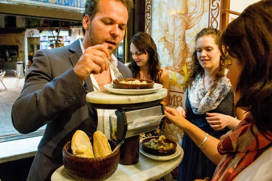 Madrid: Tapas & Wine Tasting Tour with Local Guide - Why ir de tapas feels different with a guide