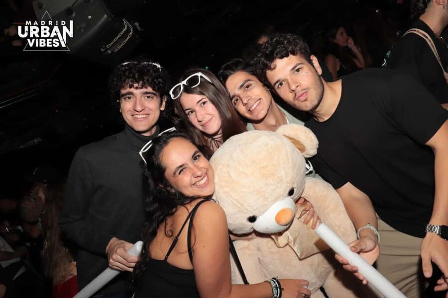 Madrid: Top Pub-Crawl with Drinks and Nightclub Entry - Puerta del Sol: the one-hour guided start with spirits