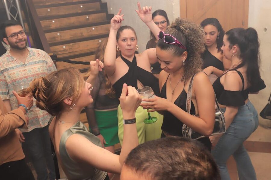 Madrid: Top Pub-Crawl with Drinks and Nightclub Entry - Plaza de Santa Ana: easygoing square, more spirits and dancing