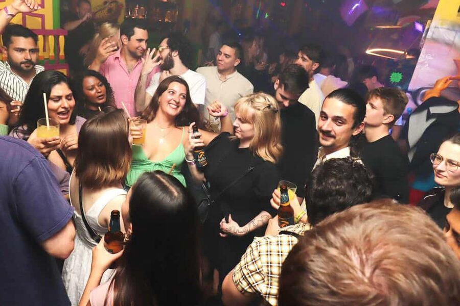 Madrid: Top Pub-Crawl with Drinks and Nightclub Entry - Las Letras Quarter: the dance-show hour