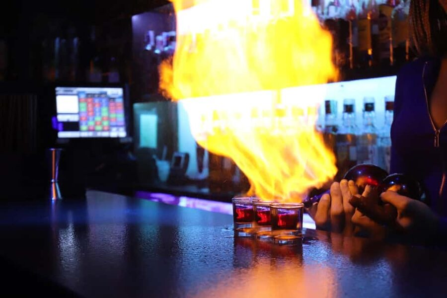 Madrid: Top Pub-Crawl with Drinks and Nightclub Entry - Gran Via: spirits, dance show, then club entry
