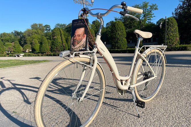 Madrid : Vintage Bikes Rentals with Old Map - How the Tapas Bar Hints Fit Your Day (Without Hijacking It)