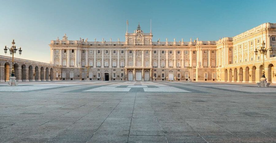 Madrid: Visit to the Royal Palace & Walking Tour of the City - From the meeting point to Plaza de la Armería: get your bearings first
