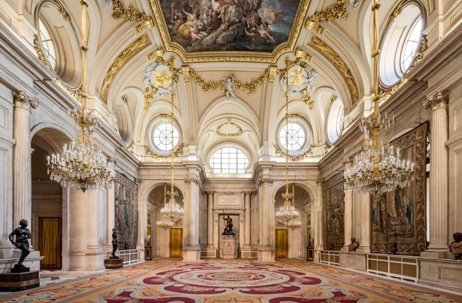 Madrid: Visit to the Royal Palace & Walking Tour of the City - Plaza de la Armería: where the palace sets the tone