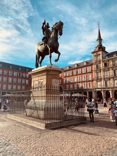 Madrid: Welcome to Madrid Guided Walking Tour in English - Getting started at Opera Metro and the yellow umbrella