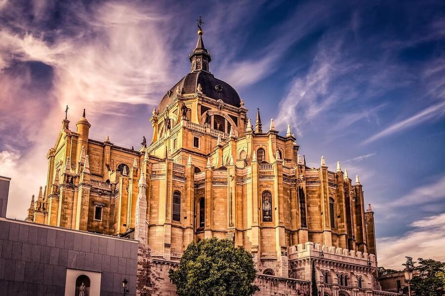 Madrid: Welcome to Madrid Guided Walking Tour in English - What the guides do best, and why pacing matters on a walking tour