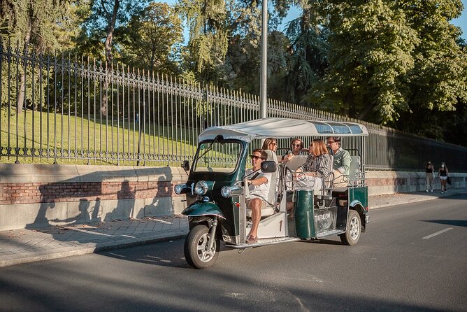 Madrid Welcome Tour with Local Guide in Eco Tuk Tuk Private - Spanish Courts, Plaza squares, and the fountain show