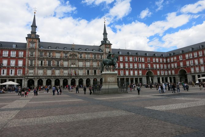 Panoramic Private Tour Madrid with hotel pick up - Fuente de Neptuno and La Cibeles: the neoclassical double feature