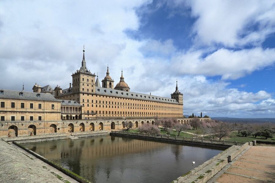 San Lorenzo de El Escorial: Monastery and Site Guided Tour - Entering the UNESCO Royal Monastery without getting lost in the layout