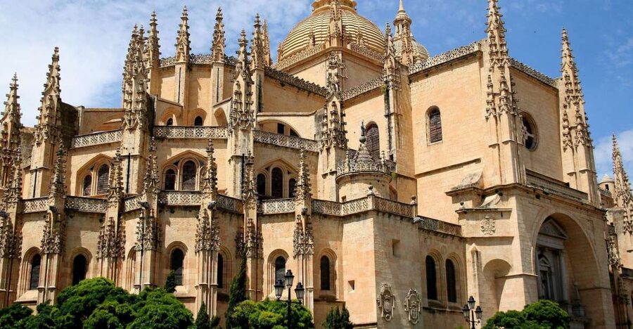 Segovia: Guided Walking Tour with Cathedral & Alcázar Entry - Aqueduct first: how the Roman landmark sets the tone for the whole day