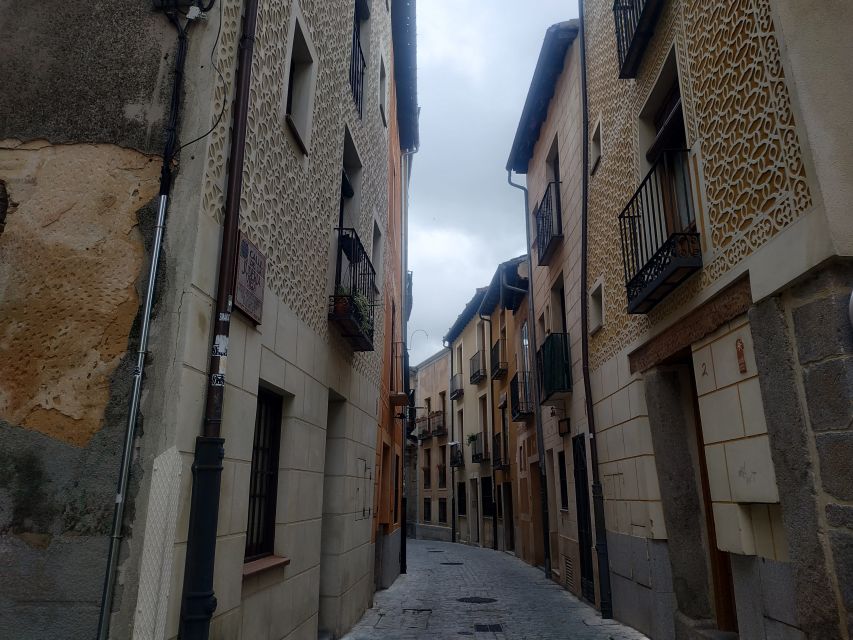 Segovia: Guided Walking Tour with Cathedral & Alcázar Entry - Who this tour is best for, and who should think twice