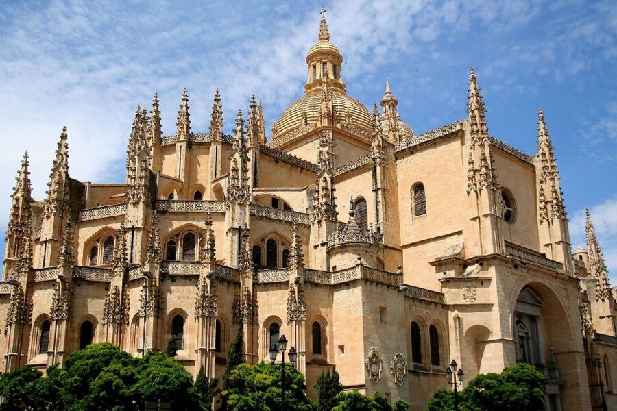 Segovia: Guided Walking Tour with Cathedral & Alcázar Entry - Historic corners: Casa de los Picos, Church of San Martín outside views, and the Jewish quarter area