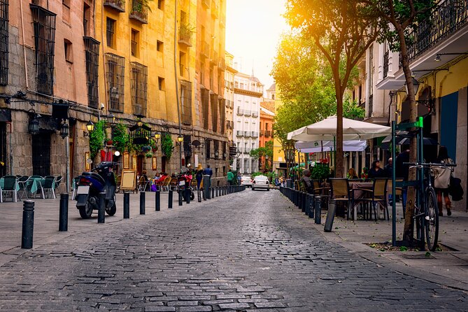 Surfing Madrid: From the Palace to the Tavern Private Tour - La Latina quarter lanes, the street-level Madrid you cannot fake