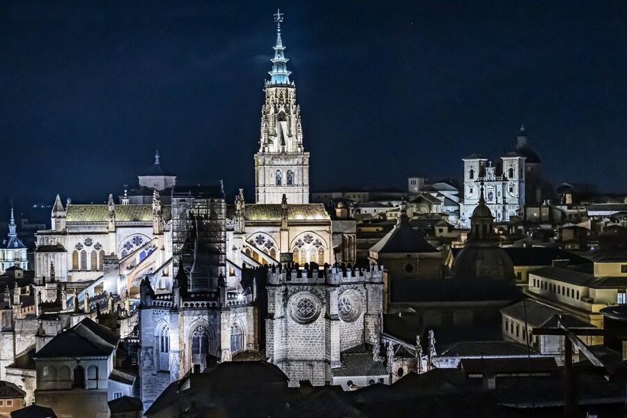 Toledo: Una Mágica noche Toledana - Convent silence, and crosses that change the mood