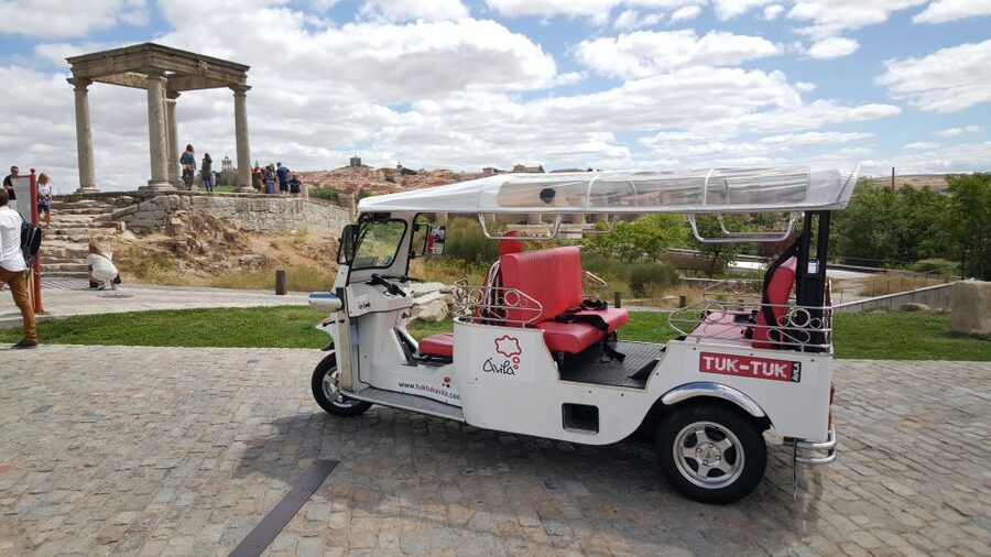 Tour Guiado En Tuk Tuk Recorre Avila De La Forma Mas Comoda - Driver and guide style: when the human touch matters